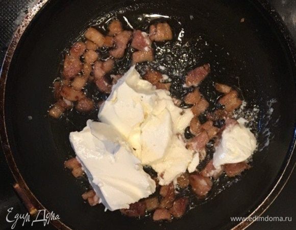 Добавим к бекону сыр Hochland. Он имеет идеальную структуру, поэтому прекрасно подходит как для холодных, так и для горячих блюд. И посыпать прованскими травами.