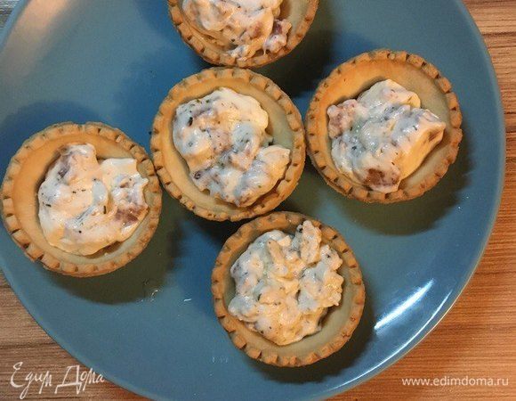 Выложим начинку в тарталетки. По желанию можно украсить укропом.
Теперь гости точно будут в восторге от вашей закуски.
Приятного аппетита!