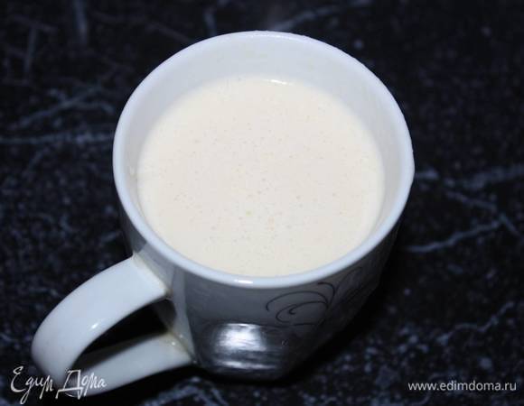 В отдельном стакане смешать яйцо, муку и молоко. 