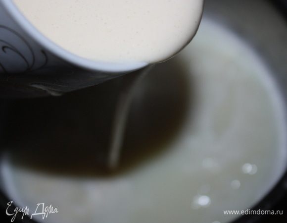 Ввести в кипящее молоко с сахаром (тонкой струйкой).  