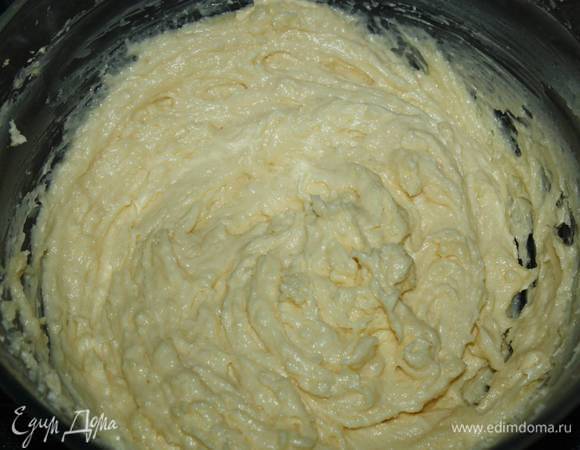 Остывшую массу вбить (небольшими порциями) в размягченное сливочное масло. 