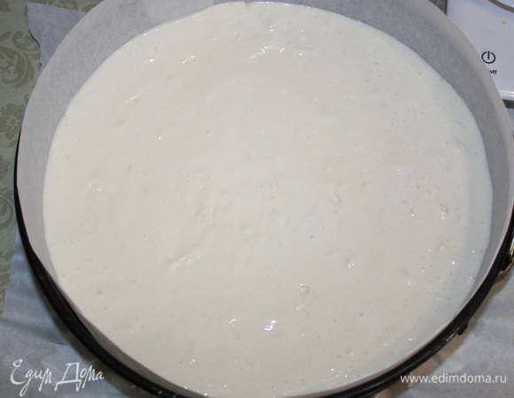 Готовое тесто выливаем в разъемную форму. Отправляем в духовку, разогретую до 200°С, на 25-30 мин. 