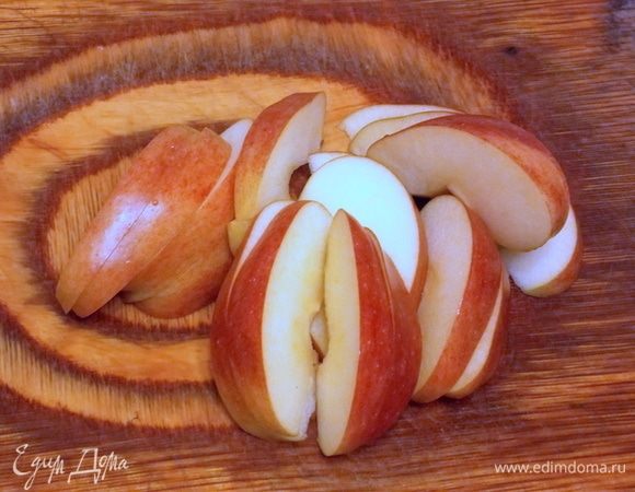 Яблоки вымыть, удалить сердцевину и порезать на 8-12 частей.