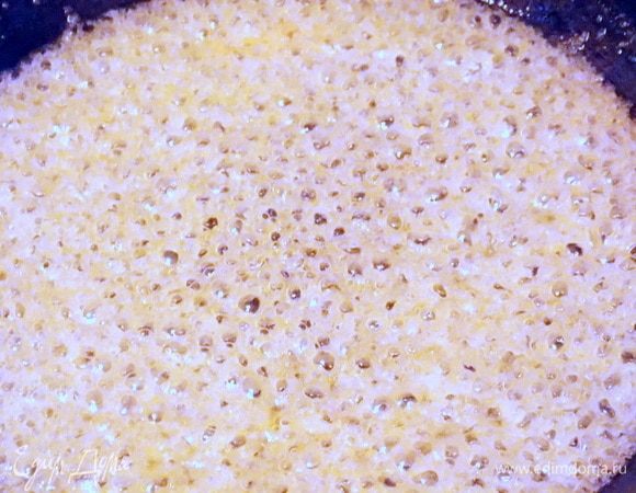 В сковороде с толстым дном разогреть масло, всыпать сахар и дать ему раствориться. 