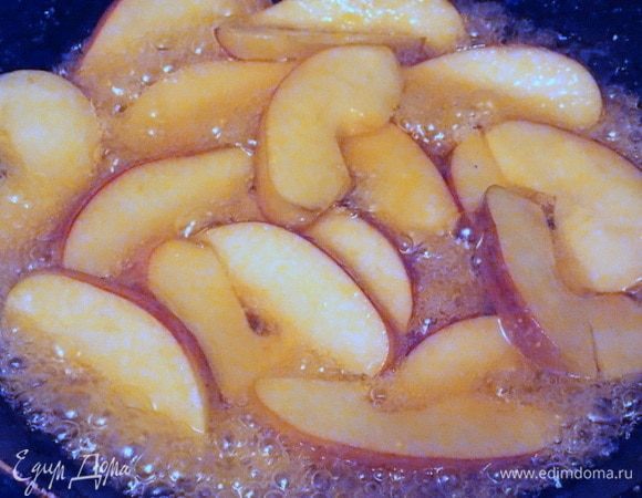 Добавить яблоки, цедру, сок апельсина и коньяк. Уварить на медленном огне.