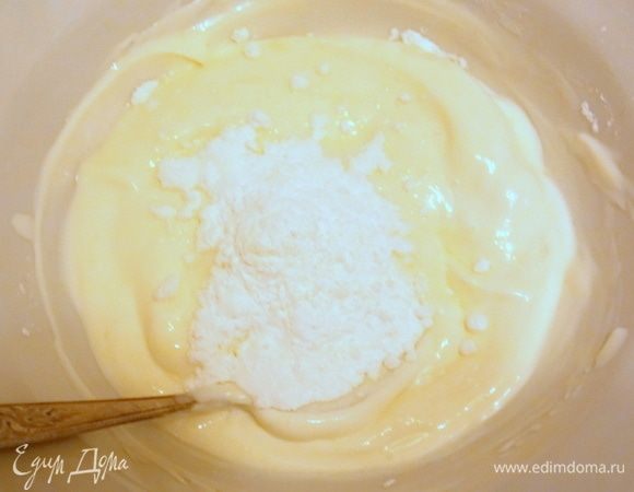 Сметану смешать с сахарной пудрой и ванильным экстрактом до однородности.