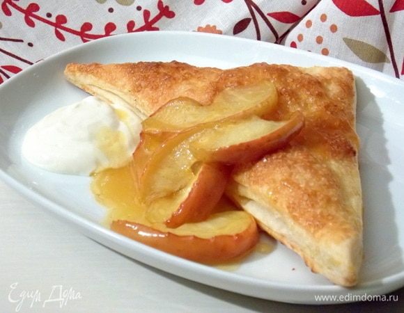 При подаче кладем на треугольник уваренные яблоки, поливаем или кладем рядом сметанный крем.