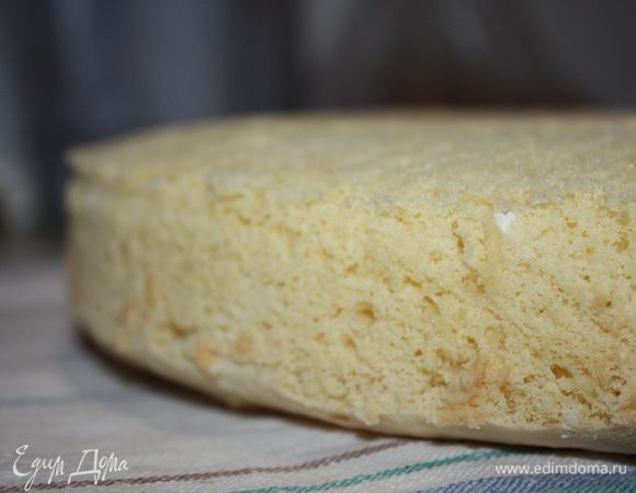 Готовый бисквит вынуть из духовки, снять пергаментную бумагу. Дать время остыть. Таким же образом испечь еще один бисквит. 