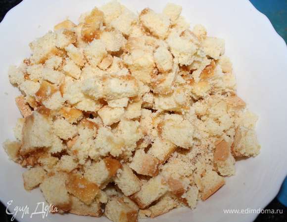 Один готовый бисквит нарежем кубиками. 