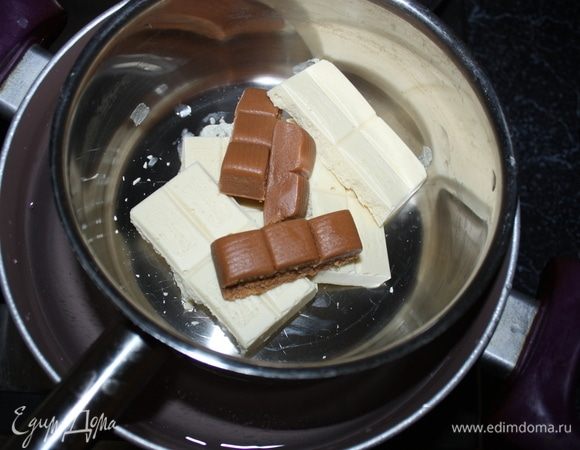 На водяной бане растопим белый шоколад, сливочный ирис и сливочное масло. 