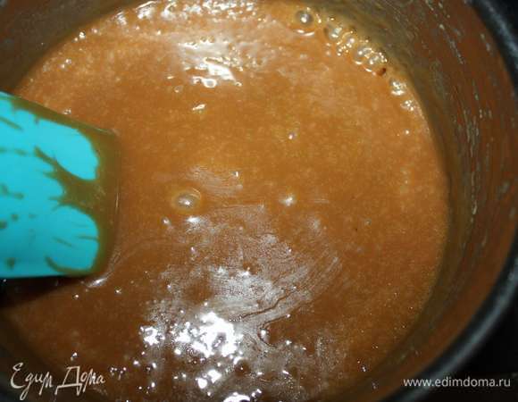 Массу периодически нужно помешивать. Должна получиться однородная консистенция. 