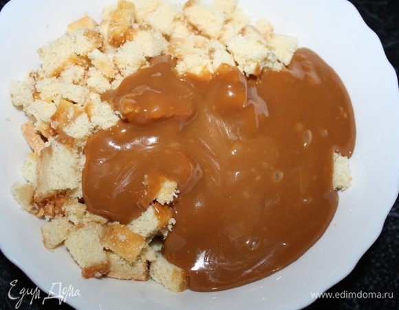 К бисквитным кубикам добавляем крем с ирисом, тщательно перемешиваем. 