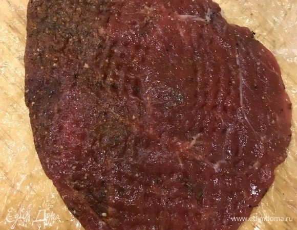 Разогрейте духовку до 190°С. Отбивные посолите, поперчите. Заверните в пищевую пленку и уберите в холодильник, пока готовиться начинка.