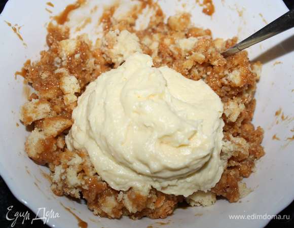 Далее водим заварной крем. Все тщательно перемешиваем. Далее нарежем кубиками второй бисквит и постепенно добавим кубиков столько, чтобы получилась плотная масса. 