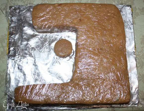 Из полученной массы сформируем необходимую форму комбайна и регулятор. Отправляем в холодильник (примерно на 1 час). 