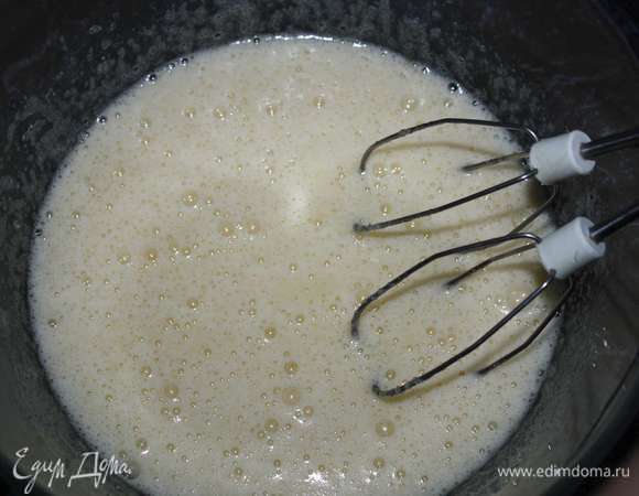 Далее испечем кексы. В первую очередь необходимо соединить яйца с сахаром и ванильным сахаром. 
