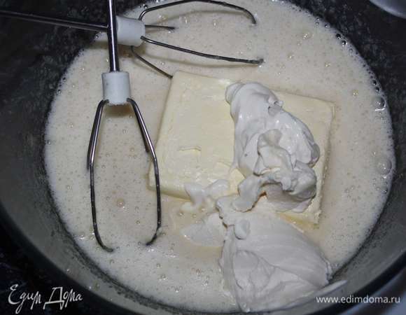 Далее добавим сметану и сливочное масло. 