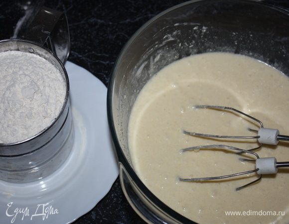 Далее введем муку (просеянную и соединенную с разрыхлителем).