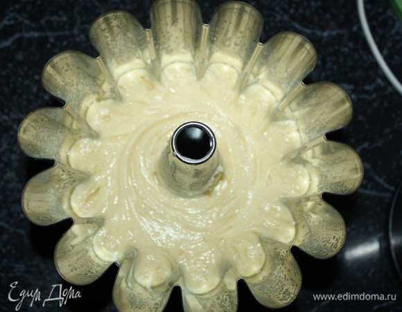 Заполним формы. Кекс выпекать в духовке, разогретой до 180°С, в течение 60-70 мин. Готовность проверяем лучиной.
P.s. Из приведенных ингредиентов получится три кекса. Но для самого комбайна потребуется только один. 