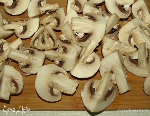 Шампиньоны очистить, нарезать. Если шампиньоны крупные, то нарезать на четыре часта, средние на две, а очень мелкие можно оставить целыми. 