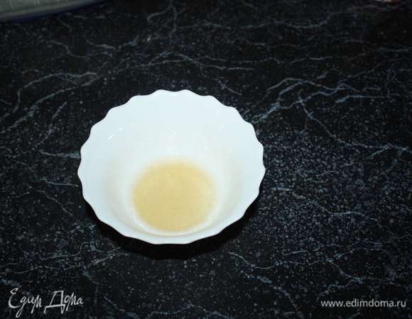 Приступим к изготовлению глазури. Глазурь нужно готовить порциями, т.к. она очень быстро застывает. В первую очередь необходимо залить желатин для набухания. 