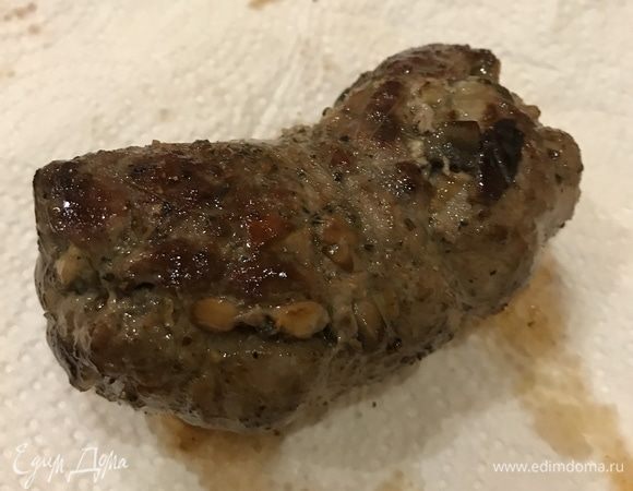 Верните сковороду на огонь, чуть плесните масла и обжарьте рулет со всех сторон, буквально по 1-2 минуты, чтоб он просто схватился. Снесите мясо, выложите на бумажное полотенце, чтоб стекло лишнее масло.