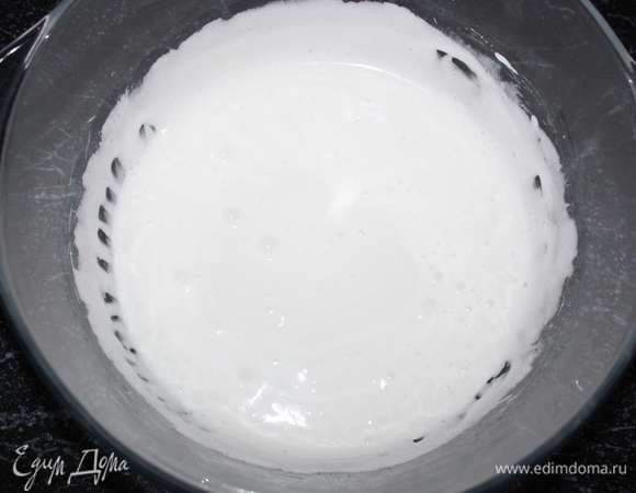 Добавляем в горячий сахарный сироп желатин (набухший), перемешиваем. И взбиваем миксером пока масса не побелеет. Дать немного остыть. 