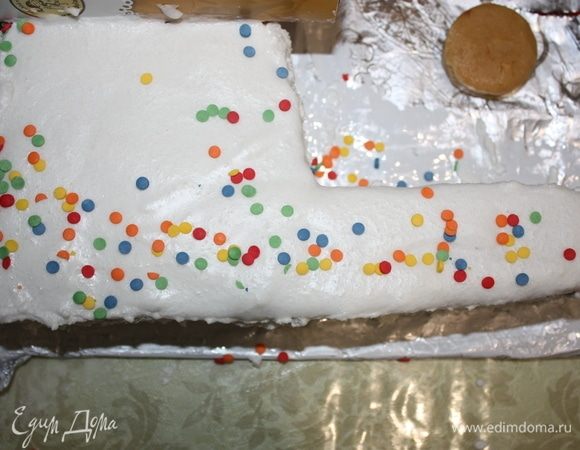 Покрываем нижнюю часть, украшаем сахарными цветными кружочками конфетти.