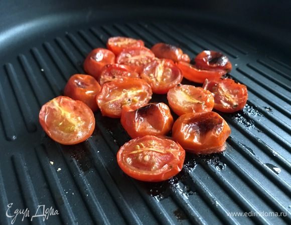 Помидоры разрезаем на половинки, сбрызгиваем оливковым маслом и лимонным соком, солим, перчим. Отправляем в духовку режим гриль, готовим до появления румяной корочки.