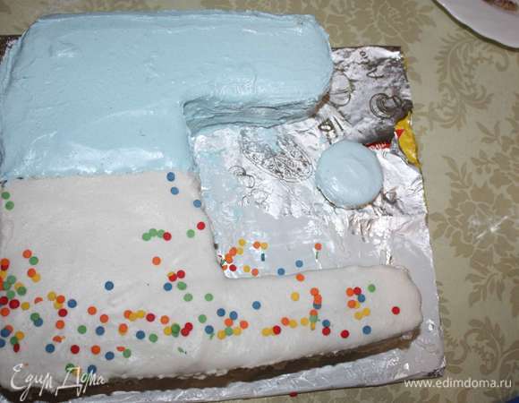 Далее готовим очередную порцию сахарной глазури. Добавляем голубой краситель. И покрываем верхнюю часть и регулятор. 