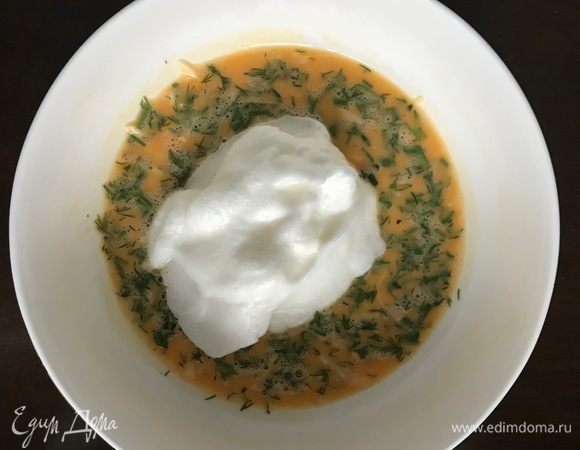 Вводим белки и аккуратно перемешиваем лопаткой.