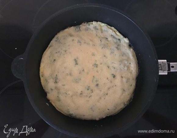 На плите в сковороде разогреваем оливковое и сливочное масло, выливаем яичную смесь, поджариваем на среднем огне до появления аппетитной корочки по краям.