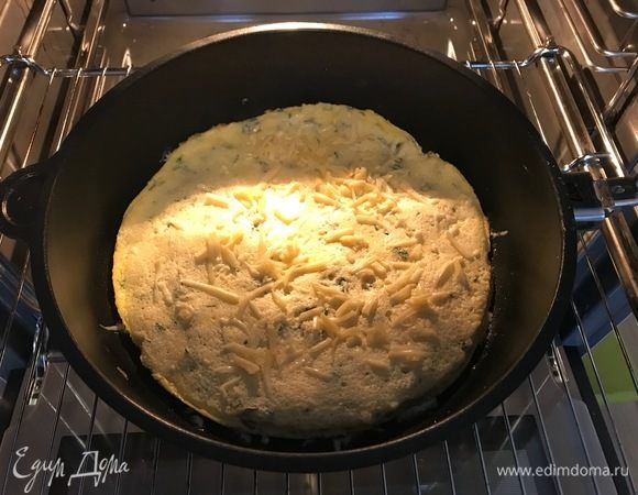 Посыпаем омлет оставшимся сыром и отправляем в духовку режим гриль, выпекаем до готовности.