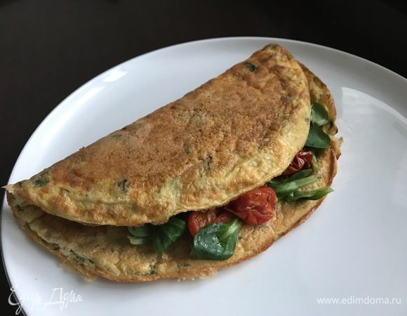 Омлет со шпинатом и помидорами черри готов. Приятного аппетита!