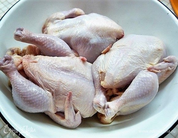 Цыплят хорошо промываем внутри и снаружи, обсушим бумажным полотенцем, солим. Натираем специями, смесью для курицы и оставляем на 20 минут.