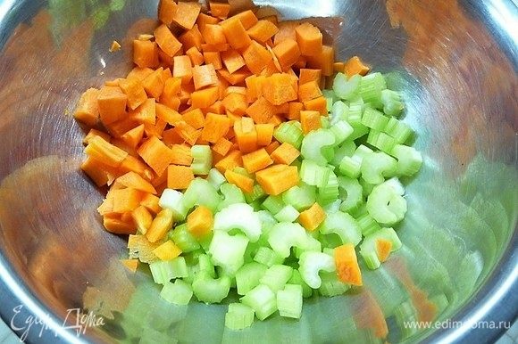 Овощи моем, очищаем. Морковь и стебли сельдерея нарезаем небольшими кубиками, смешиваем в глубокой чашке.