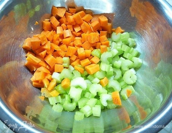 Овощи моем, очищаем. Морковь и стебли сельдерея нарезаем небольшими кубиками, смешиваем в глубокой чашке.