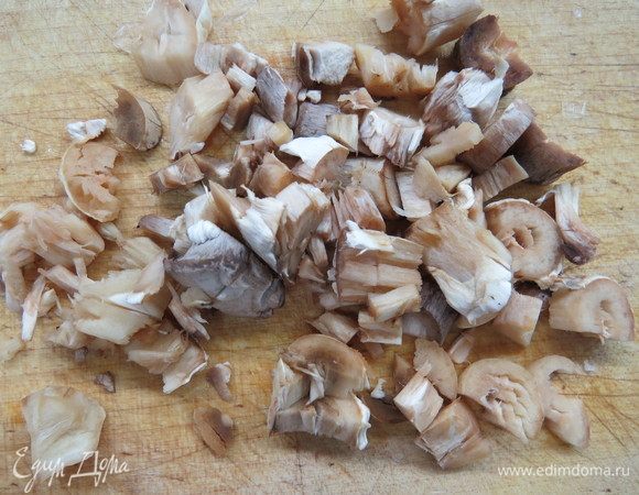 Ножки грибов мелко порезать. 