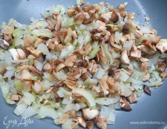 Лук мелко нарезать, обжарить на растительном масле, добавить порезанные ножки шампиньонов и жарить до готовности грибов, в конце посолить, поперчить. 