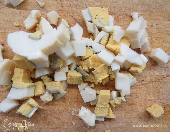 Сыр натереть на мелкой терке, яйца мелко нарезать.