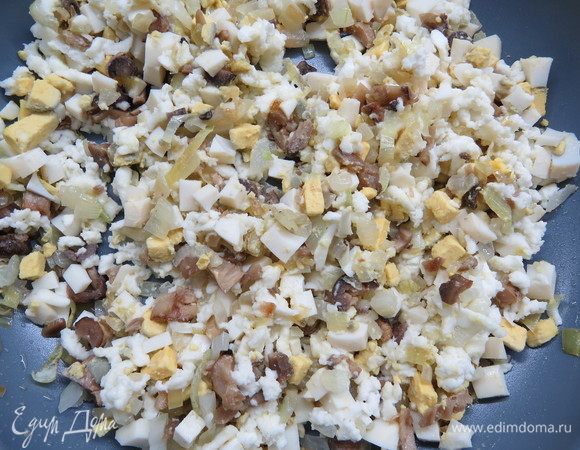 Смешать обжаренные грибы, сыр и яйца. 