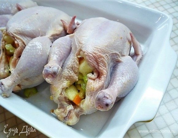 Цыплят начиняем половиной овощей.