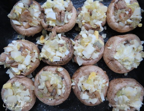 Выложить начинку в середину каждого шампиньона. 