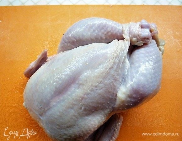 Складываем ножки цыплят крест-накрест, для этого делаем небольшие разрезы на коже в районе гузки.