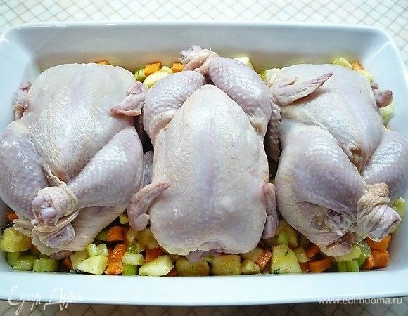 На дно формы выкладываем половину начинки, поверх начинки укладываем цыплят.