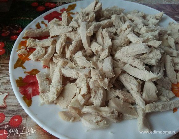 Подготовить для салата все продукты. Остывшие куриные грудки нарезать соломкой.