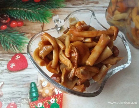 Китайские грибы «намеко», под таким названием они больше знакомы нам, так похожие на наши опята.