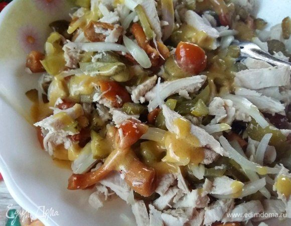 Полить заправкой.