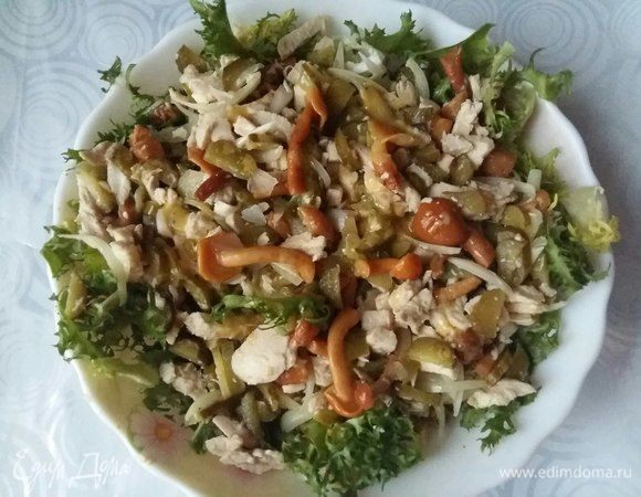 Теперь на блюдо, в котором будем подавать салат, выложить половину упаковки ажурного салата фриссе. Сверху приготовленный салат. Очень сытно.