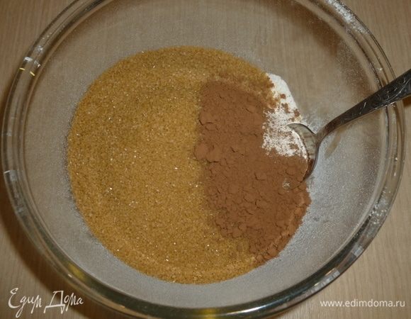 В большой миске смешать просеянную муку, разрыхлитель, сахар, какао. 